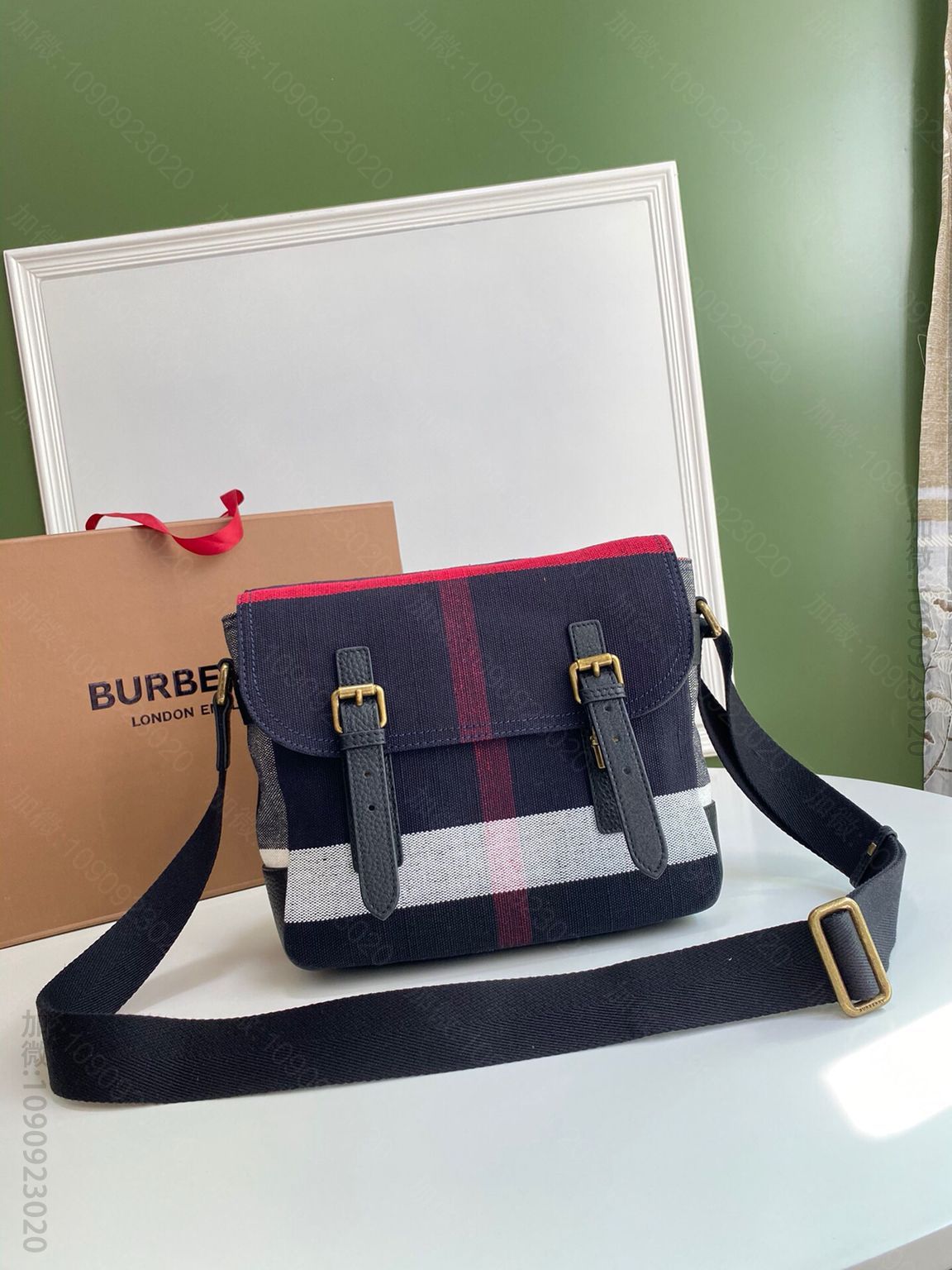 Burberry巴宝莉Canvas 格纹裁片信使包