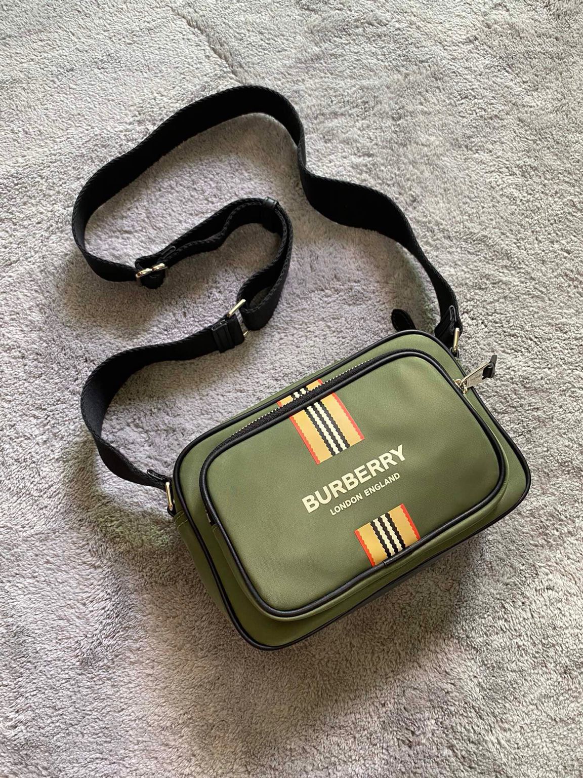 Burberry巴宝莉进口客供尼龙面料黑色小牛皮饰边相机包