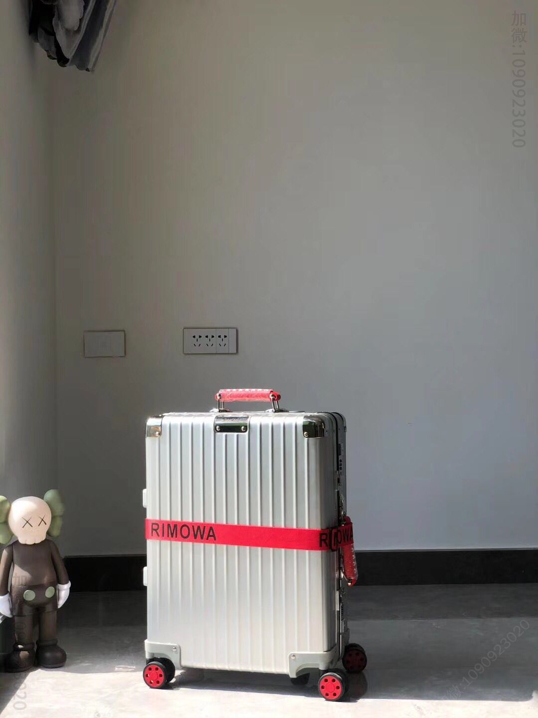 Rimowa日默瓦2023年专柜新款镁铝合金四轮拉杆箱