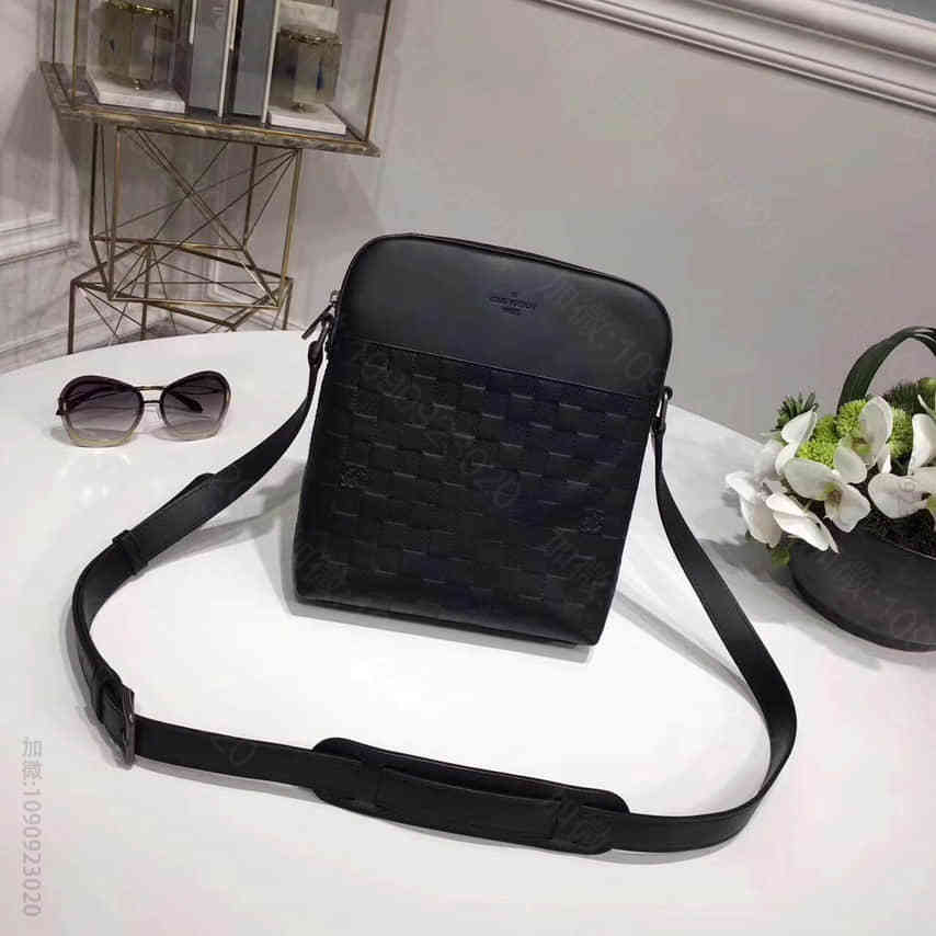 路易威登 LV 黑色牛皮District Pochette邮差包 N2335...