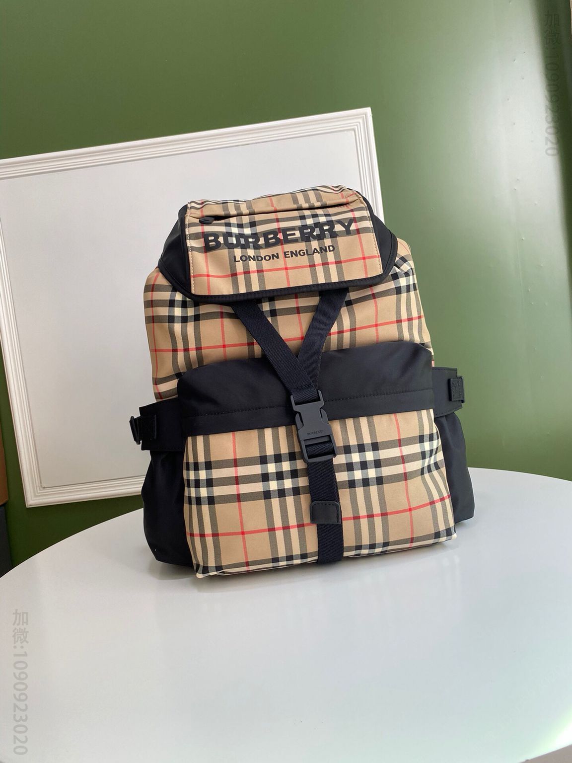 Burberry巴宝莉用Vintage复古格纹尼龙材质双肩包