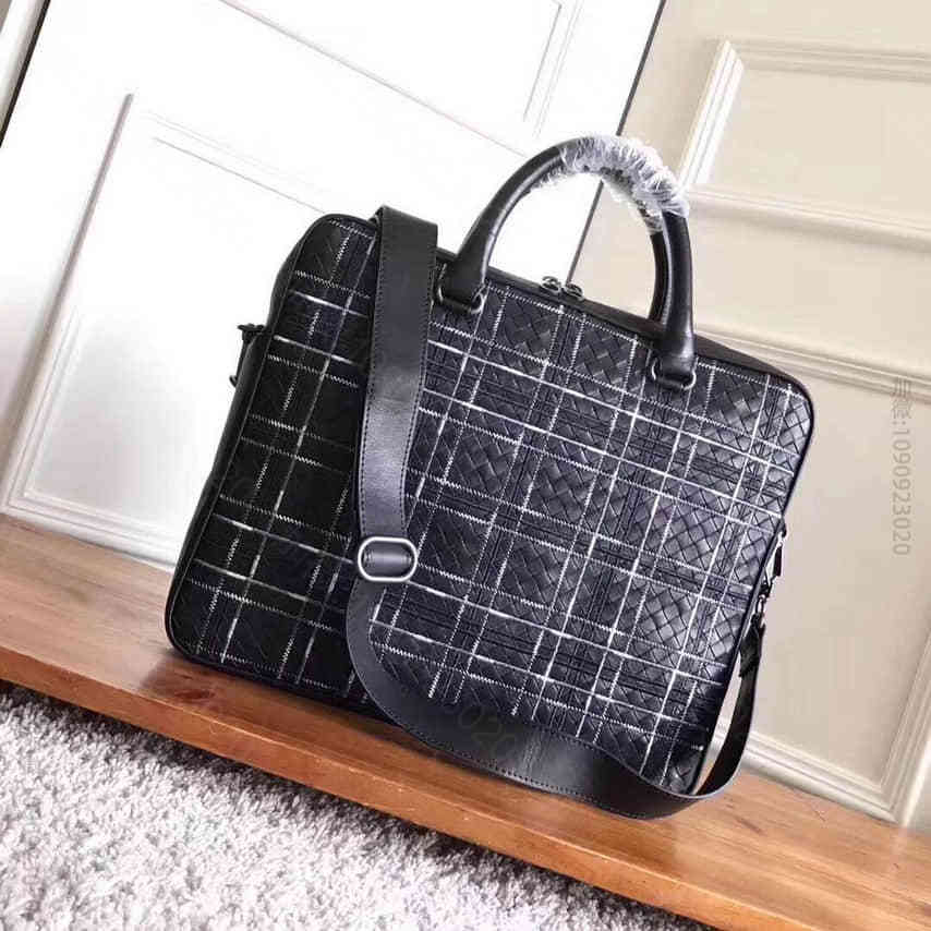 BottegaVenetaBV481087Metropolis刺绣胎牛皮公文包