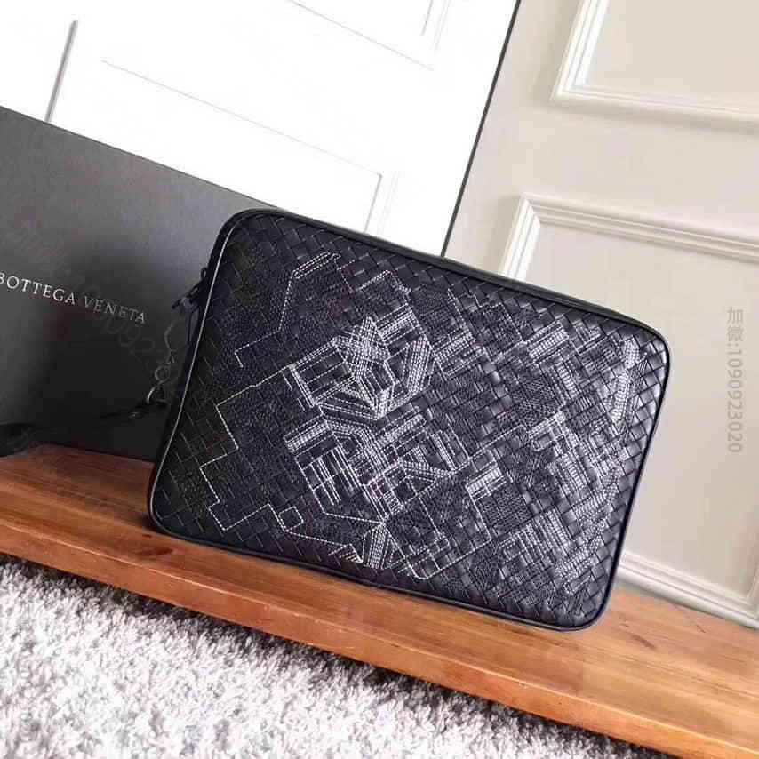 BottegaVenetaBV477618线微缝几何迷宫图案公文袋