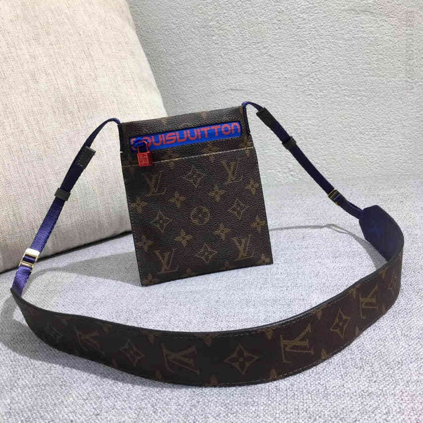 路易威登LV 2023春夏男款时装秀精品同系列手机包 老花