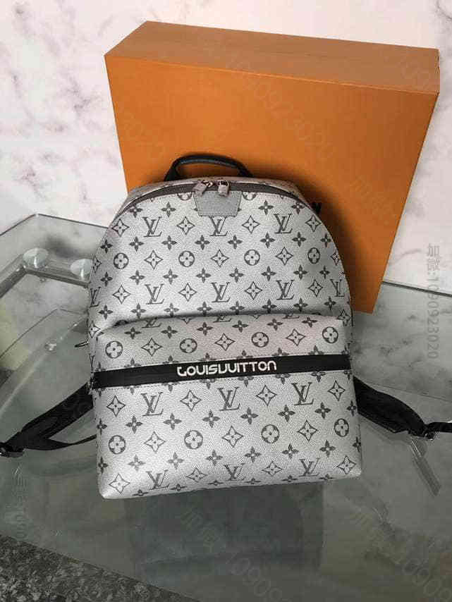 LV/路易威登/LouisVuitton 18ss限量新款银色双肩背包M43...