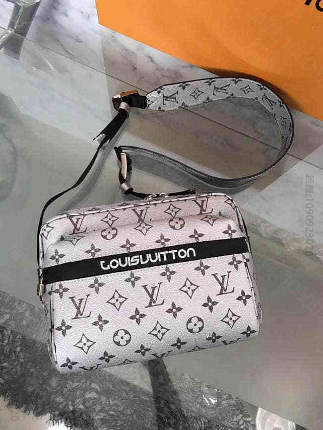 LV/路易威登 18SS秀款 messenger 银灰色 邮差包 单肩斜挎包...