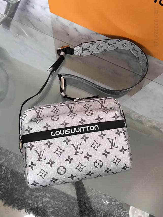 LV/路易威登 18SS秀款 messenger 银灰色 邮差包 单肩斜挎包M43859