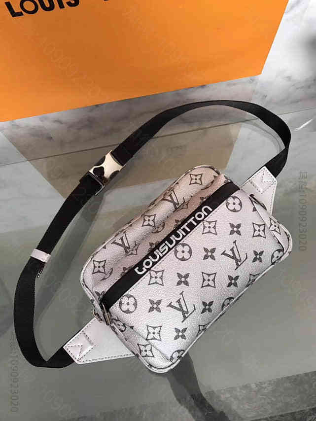 LV/路易威登18春夏秀款 新款银色 邮差包 斜挎胸包