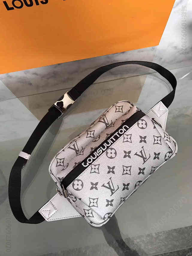 LV/路易威登18春夏秀款 新款银色 邮差包 斜挎胸包