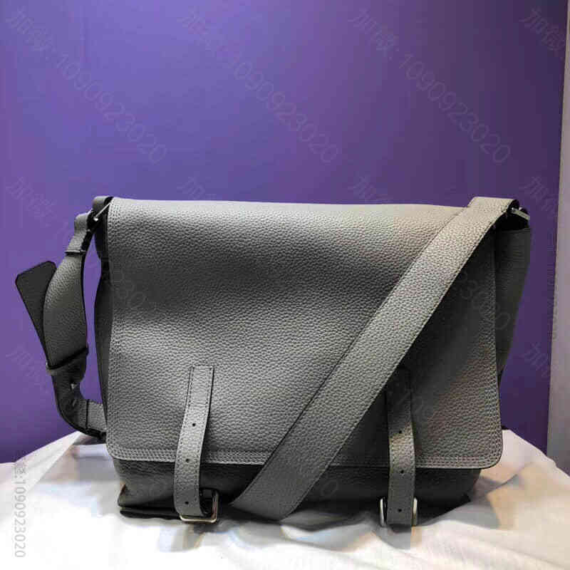 LOEWE罗意威18新款MilitaryMessenger信使包L0228款