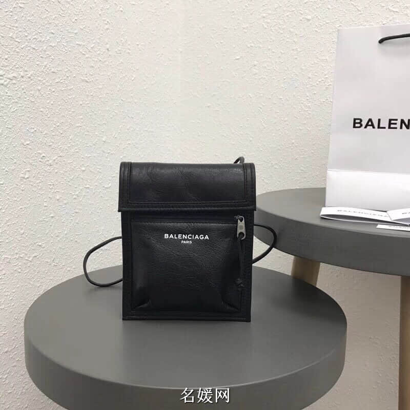 Balenciaga/巴黎世家 18ss 黑色白印字 斜背包腰包香烟包 高仿巴黎世家斜跨包价格 