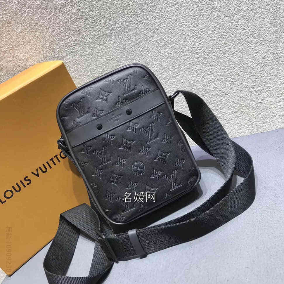 LV/路易威登 18ss新款 全皮压花Danube男士挎包相机包 M43681