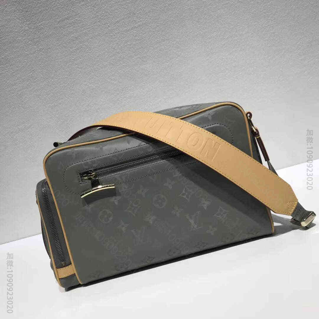 LV/路易威登 18秀款刘昊然Titanium帆布相机包 M43884