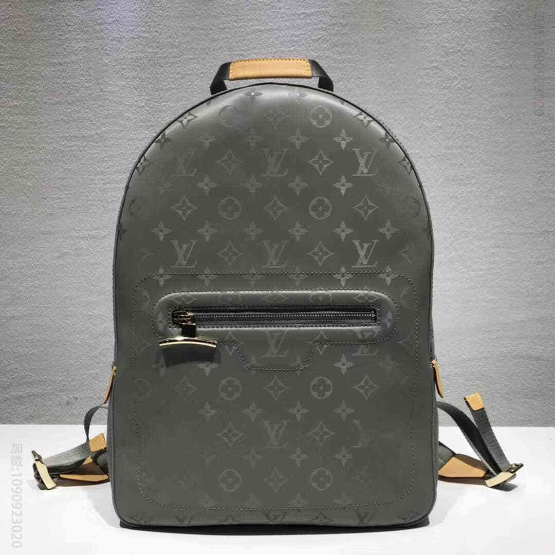 LV/路易威登18秋冬男士时装秀Titanium帆布双肩背包 M43882