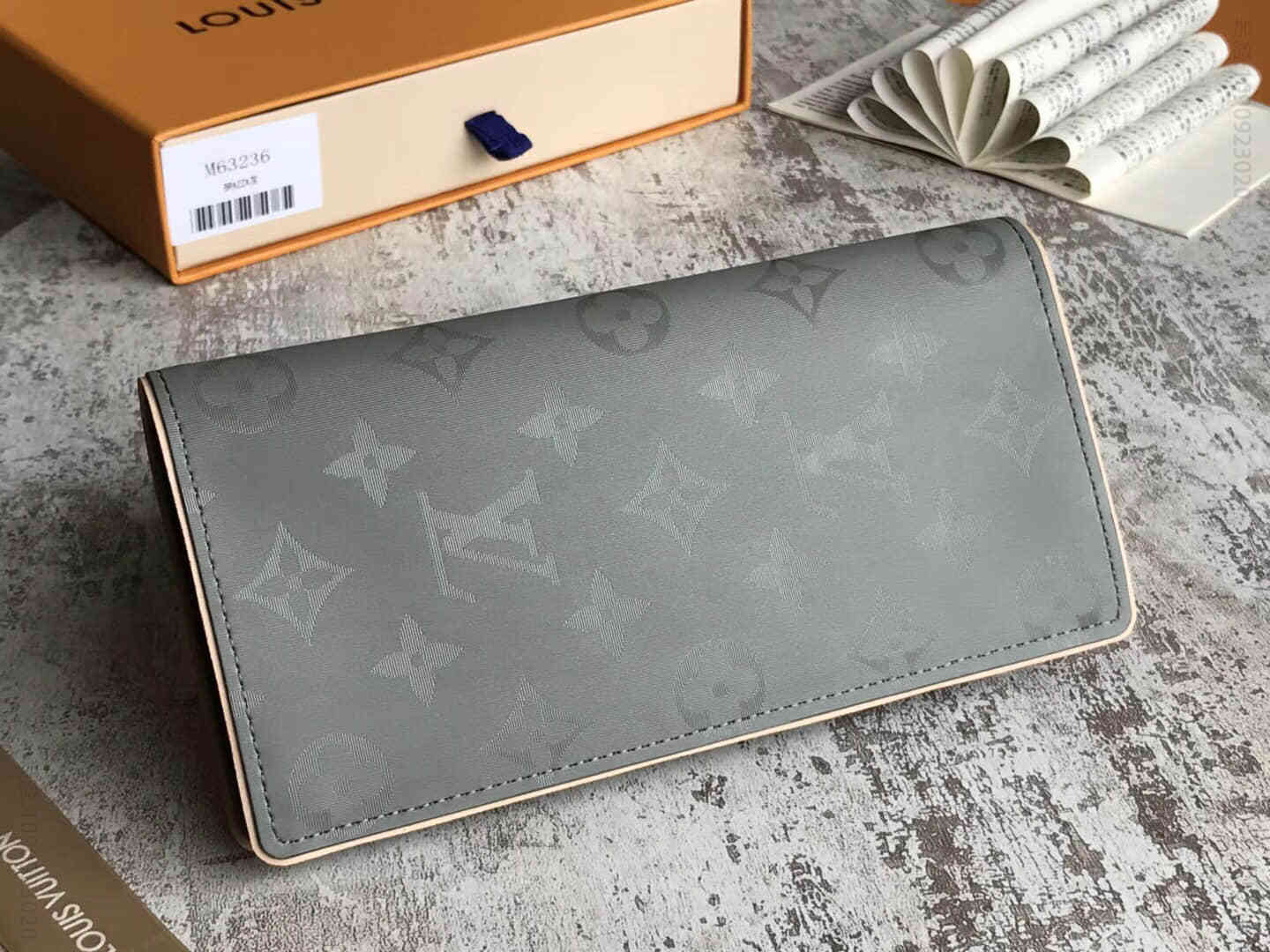 LV/路易威登18秀款钛合金镭射Brazza钱夹 M63236