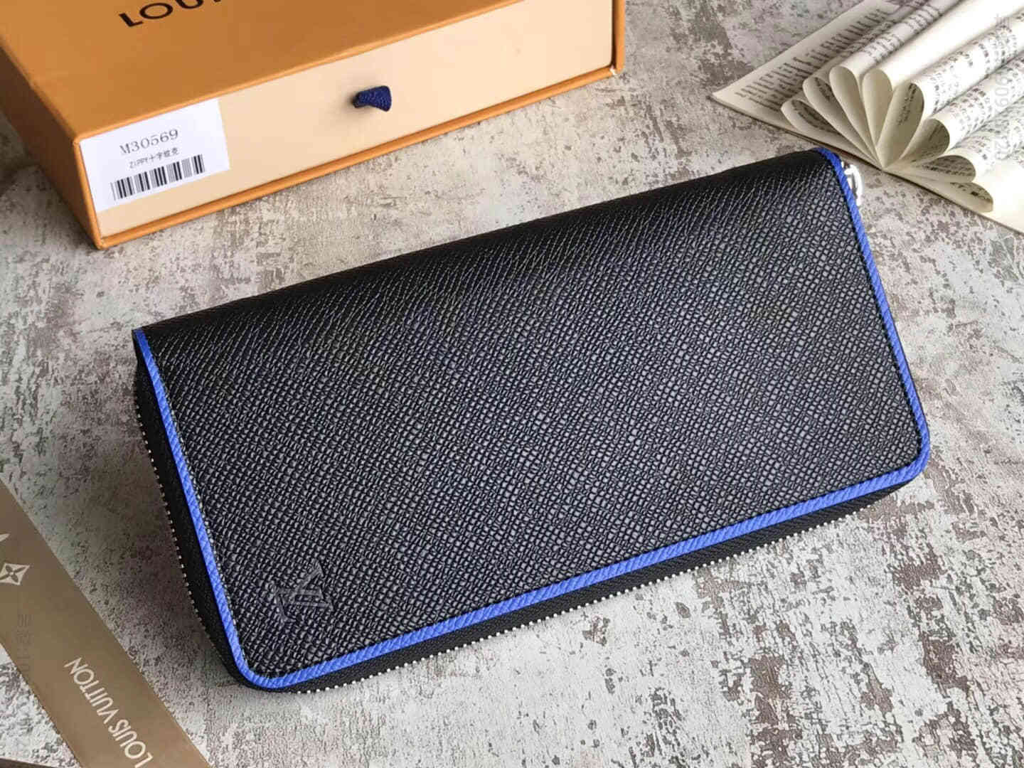 LV/路易威登18新款Taiga牛皮Zippy竖款钱夹 M30569