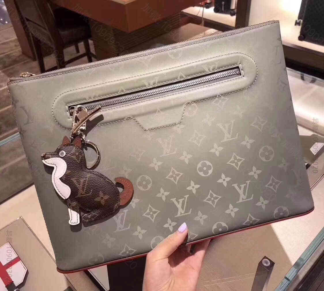LV/路易威登 18秀款钛合金镭射Cosmos手拿包 M63240