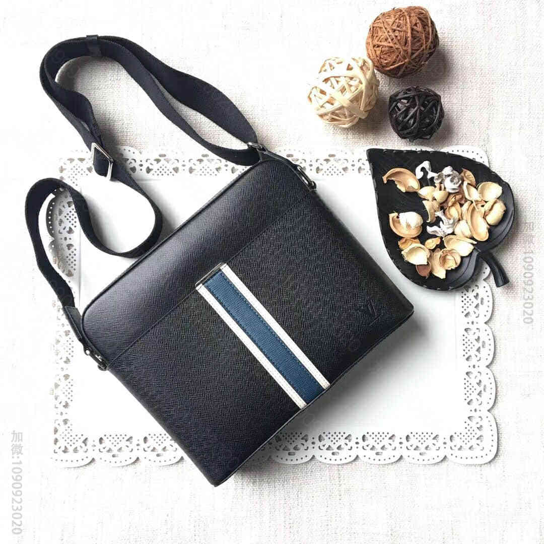 LV/路易威登 Taiga牛皮Anton Messenger斜跨包 M344...