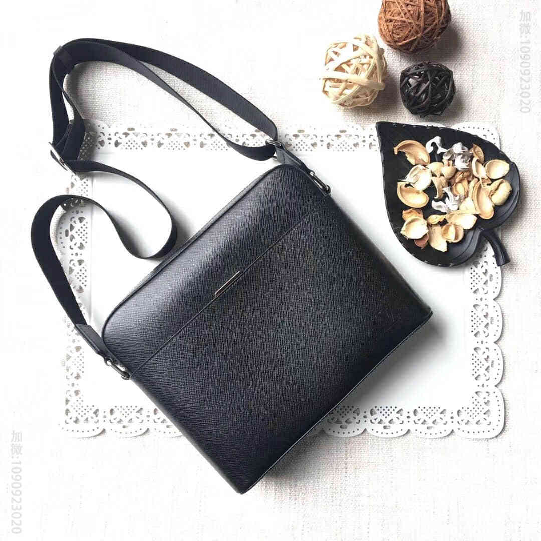 LV/路易威登 Taiga牛皮Anton 斜跨包 M34408