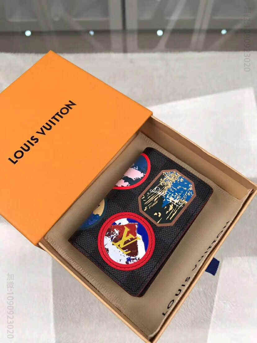 LV/路易威登 18冬季款徽章贴饰口袋钱夹 N60130