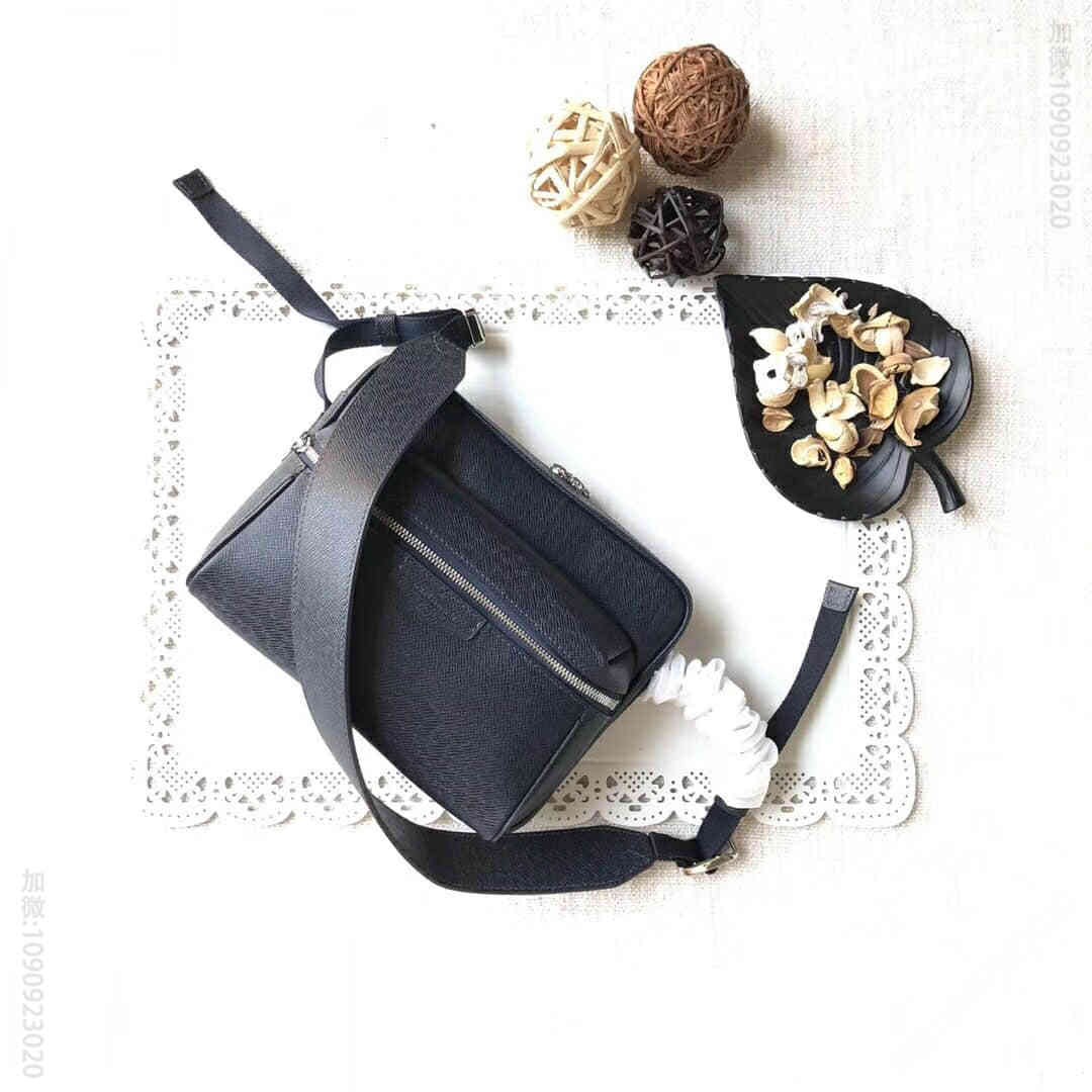 LV/路易威登 Taiga牛皮Outdoor邮差包 M33436