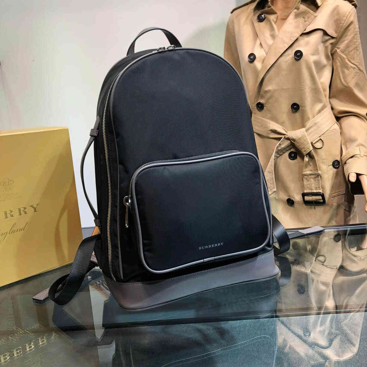 Burberry博柏利B家最新款尼龙双肩包