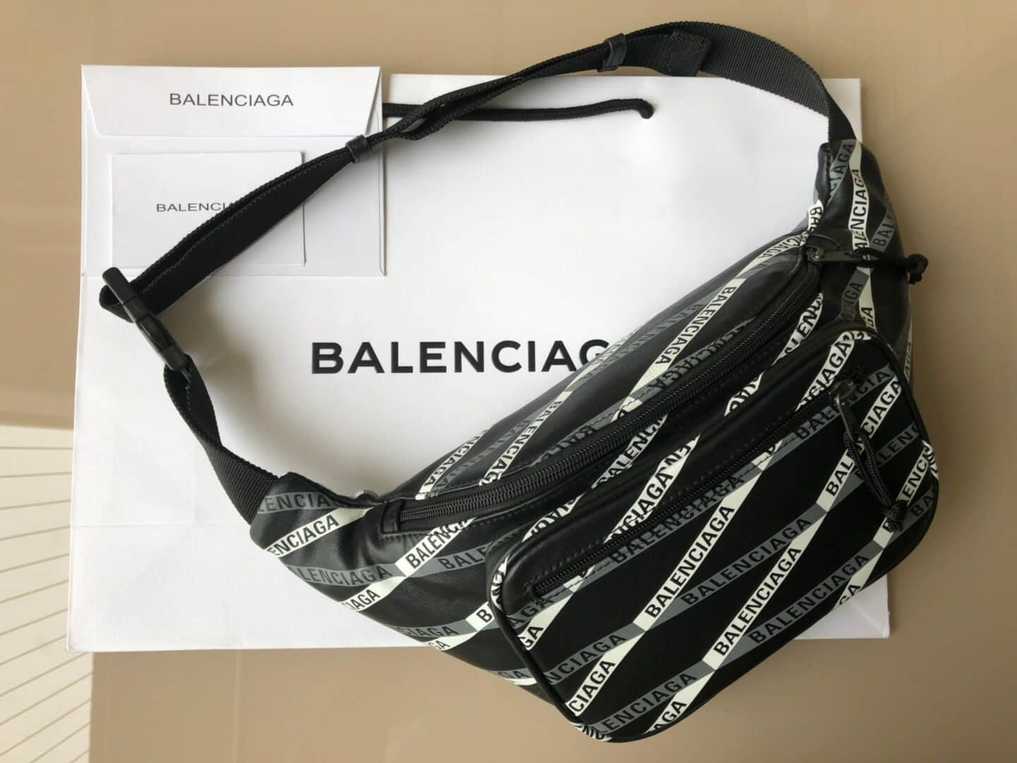 Balenciaga/巴黎世家 最新工业风交叉Logo印字系列胸包/腰包