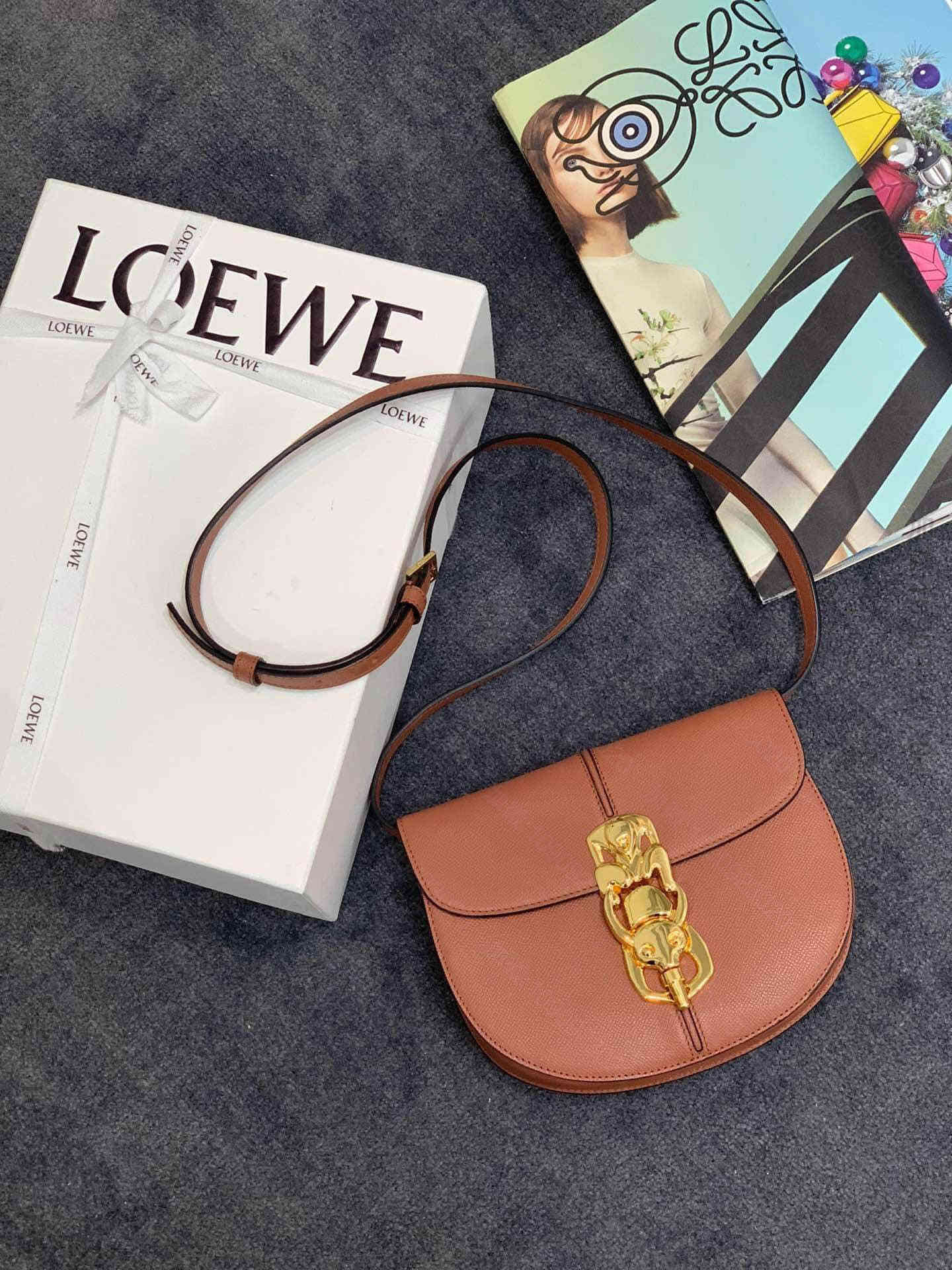 Loewe罗意威LapinBag玉兔马鞍包