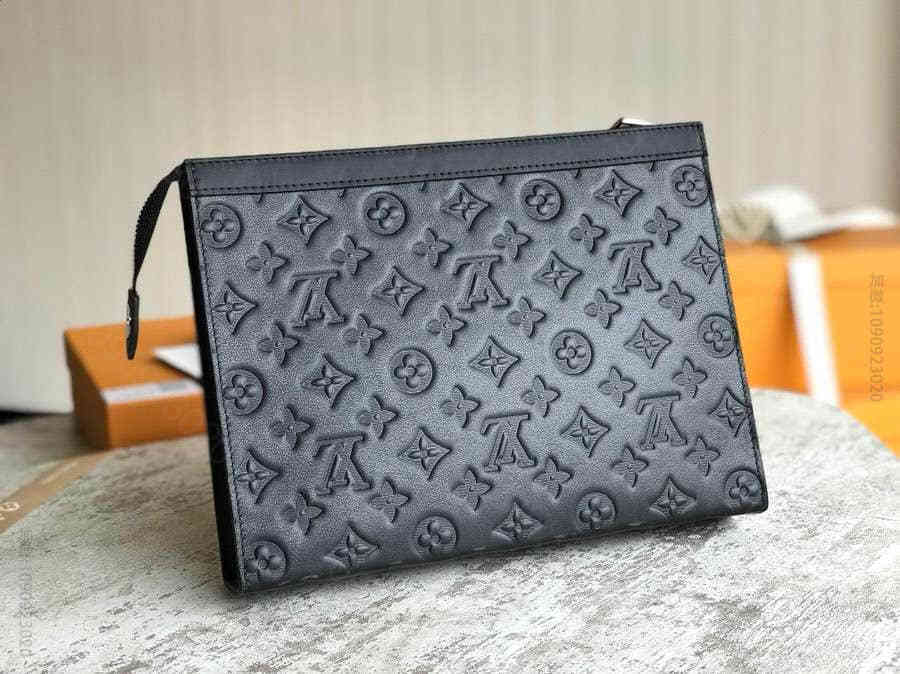 LV/路易威登 M61692全皮压花 洗刷包手拿包