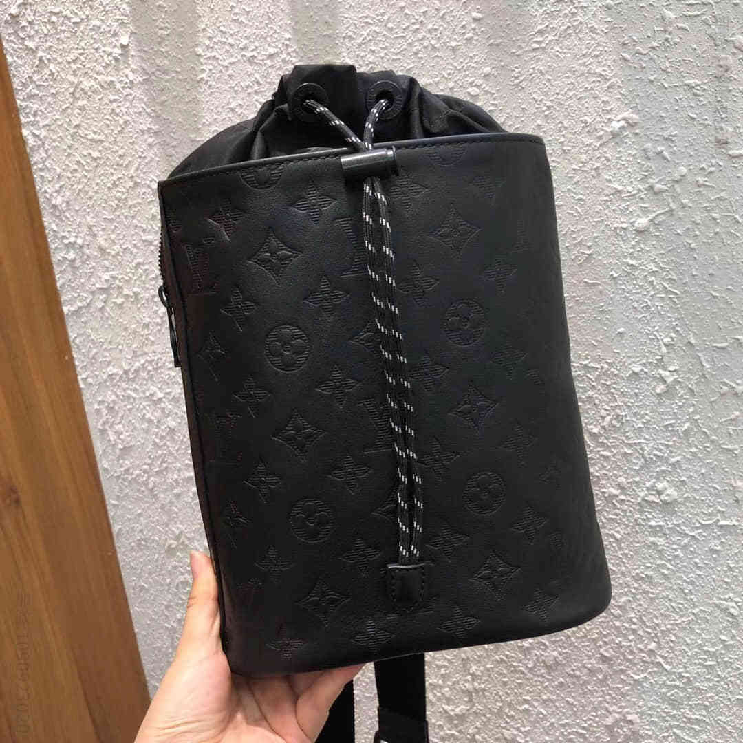 原单路易威登男士斜跨包 路易威登斜跨包 LV M44633 黑色小牛皮Chalk单肩包抽绳包胸包 原单路易威登男士斜跨包 M44633