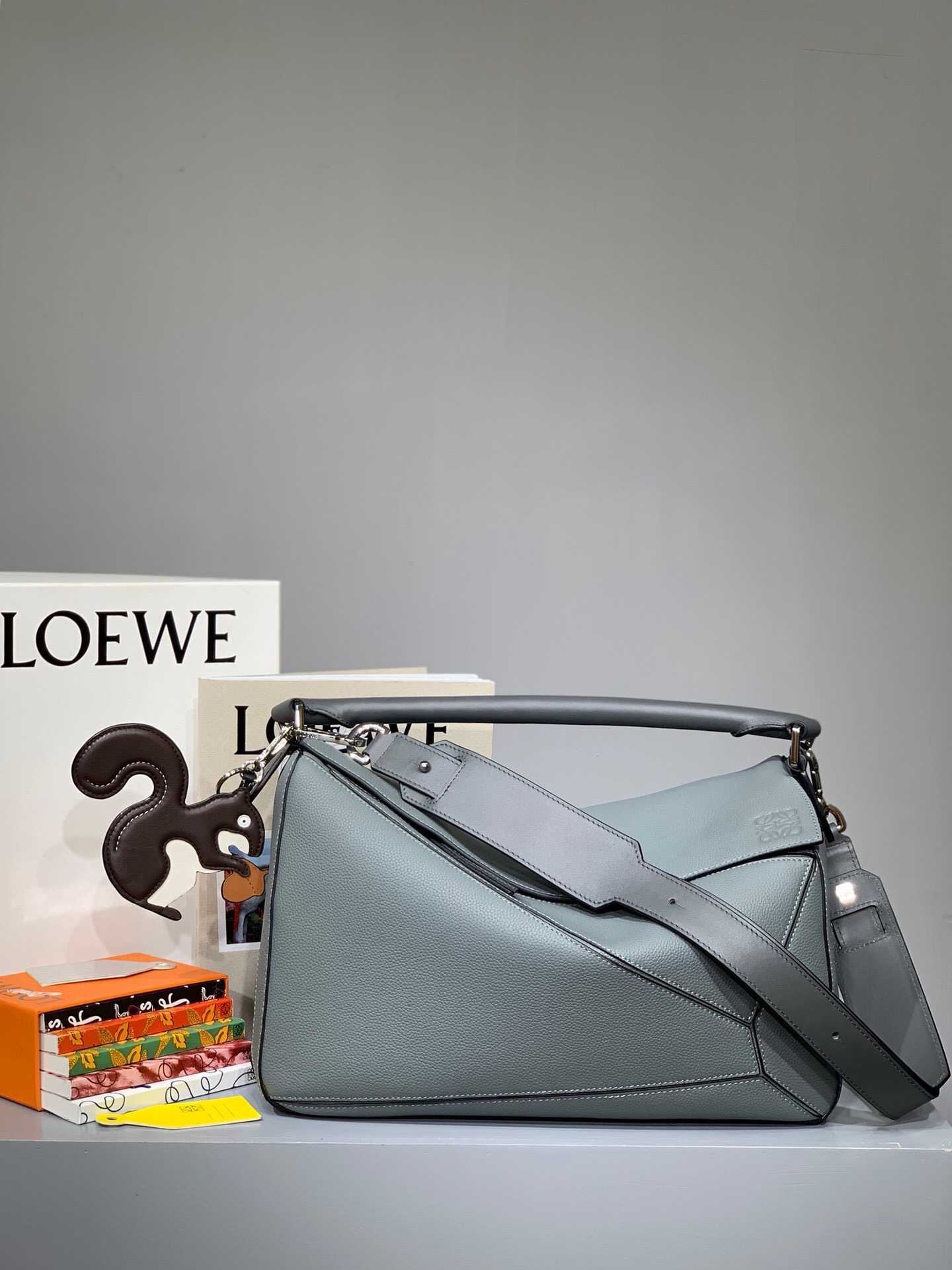 高仿罗意威男士手提包 Loewe/罗意威 灰色 35cm几何包 罗意威男士手提包 