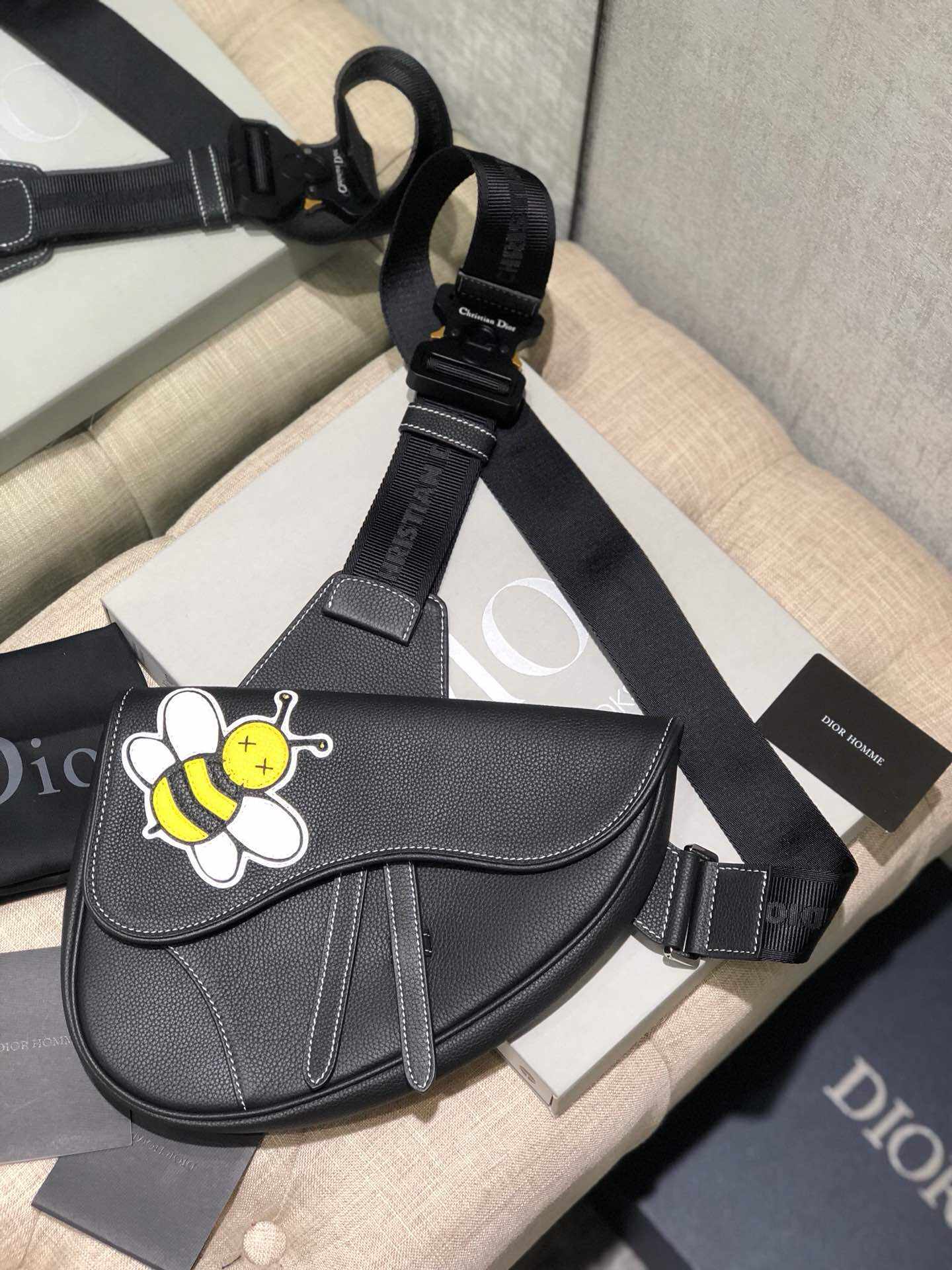 Dior/迪奥 Kaws合作款Homme Saddle Bag蜜蜂图案胸包 迪奥男款腰包 