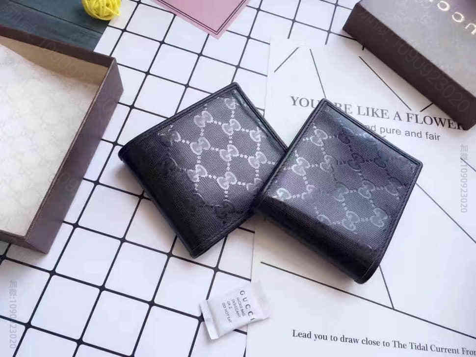 香港专柜代购145754亮光皮PVC男士短款钱夾