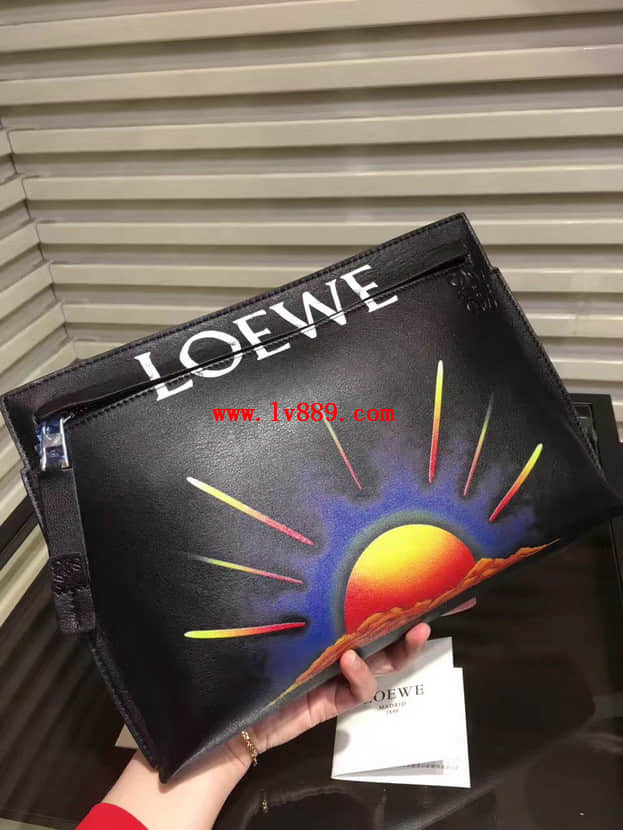 LOEWE罗意威T-pouch绘制旭日loewe经典标志图案涂鸦手拿包0219