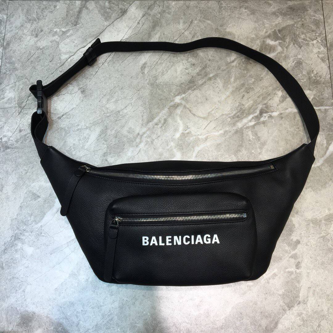 Balenciaga巴黎世家进口小牛皮材质胸包/腰包402