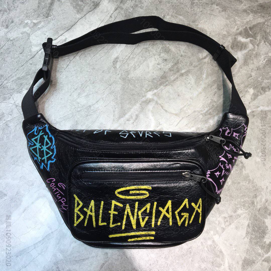 B85343_Balenciaga巴黎世家进口柔软油蜡皮材质饰涂鸦撞色胸包180402 原单巴黎世家腰包价格