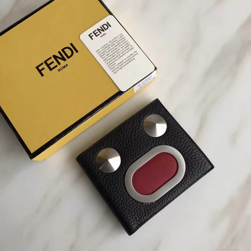 芬迪FENDI铆钉金属黑色罗马皮革双折式皮夹7M0193