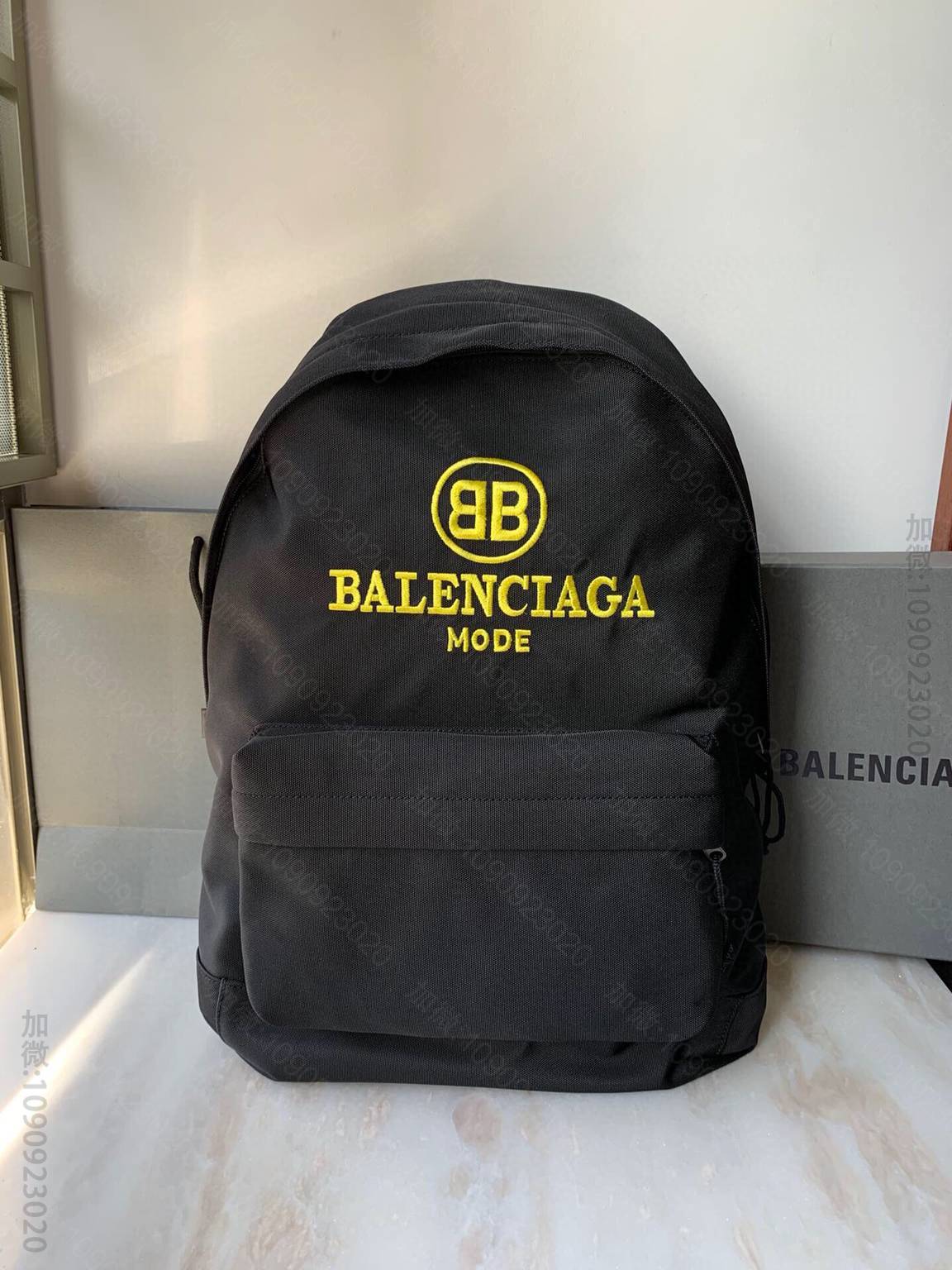Balenciaga巴黎世家简约潮流款双肩背包405