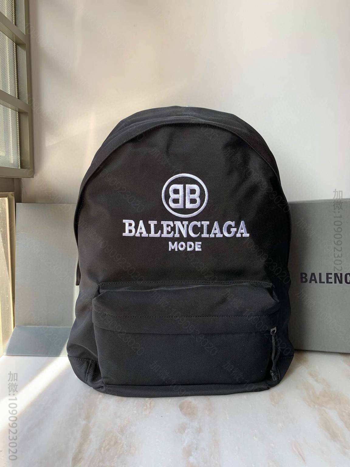 Balenciaga巴黎世家简约潮流款双肩背包405