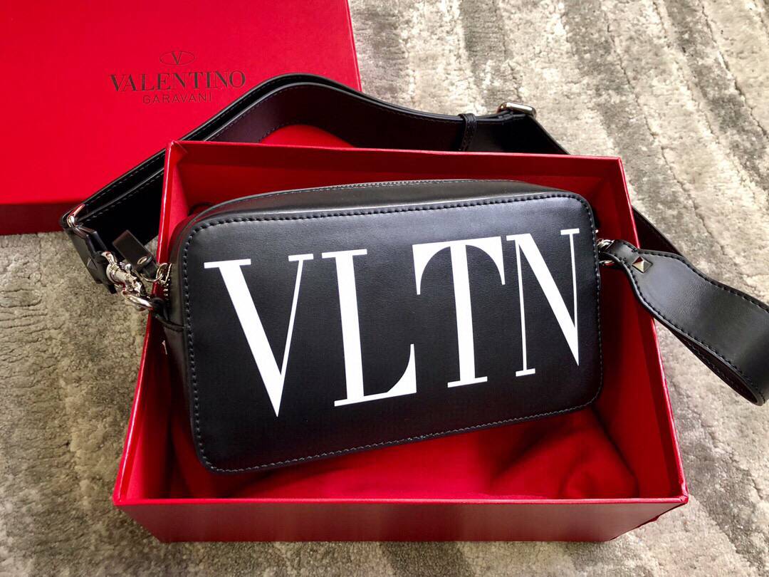 Valentino华伦天奴VLTN大logo涂鸦个性男士原单品质斜挎包0048