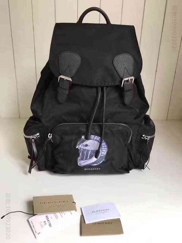 Burberry博柏利TheRucksack-大号帕拉斯头盔图案条纹尼龙军旅背包40547781