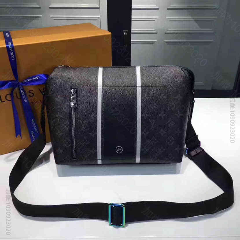 LV 藤原浩合作设计 APOLLO 条纹彩绘闪电男士邮差包 M43410