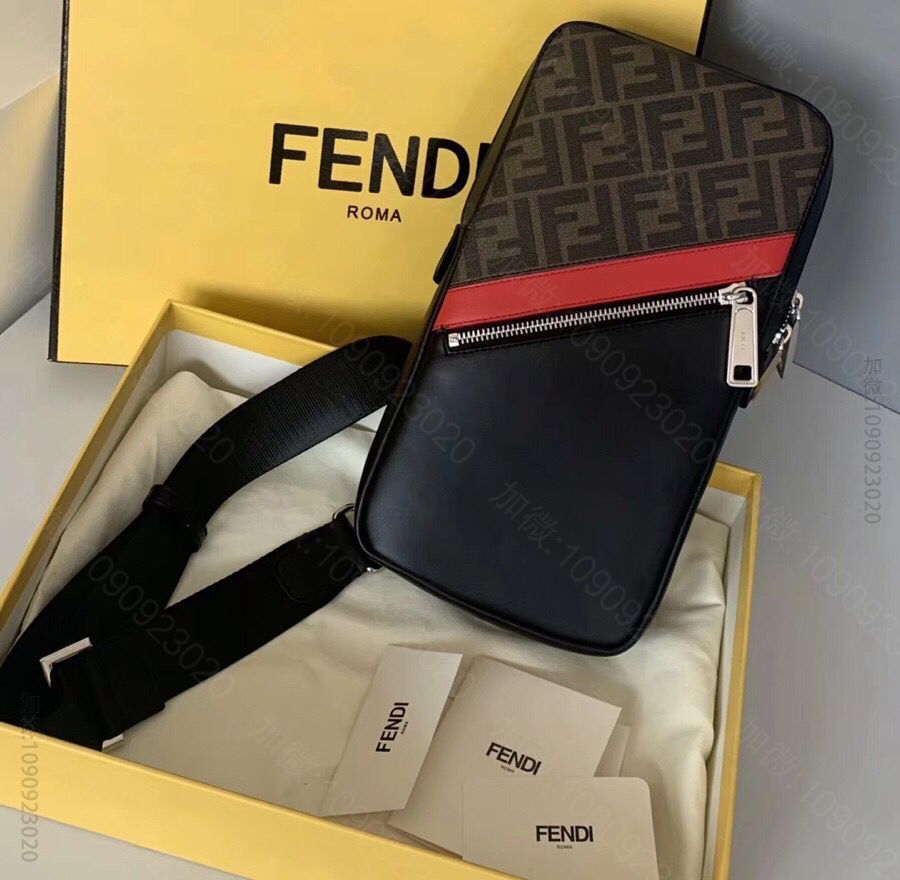 FENDI芬迪帅气时尚款经典老花配牛皮胸包2383