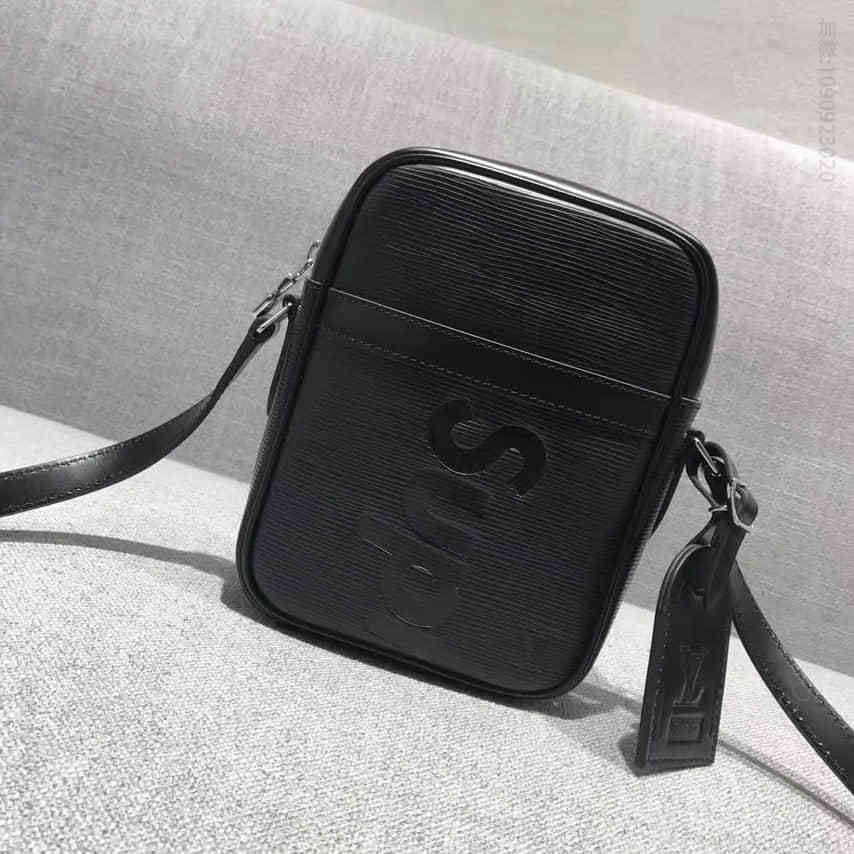 路易威登/LV 黑色水波纹Supreme特别合作系列中号斜挎包