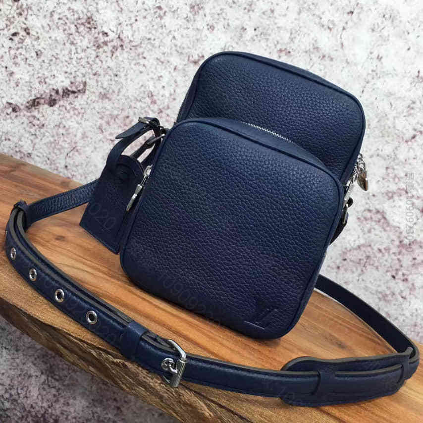 LV Taurillon Leather海军蓝AMAZONE 22 手袋 M...