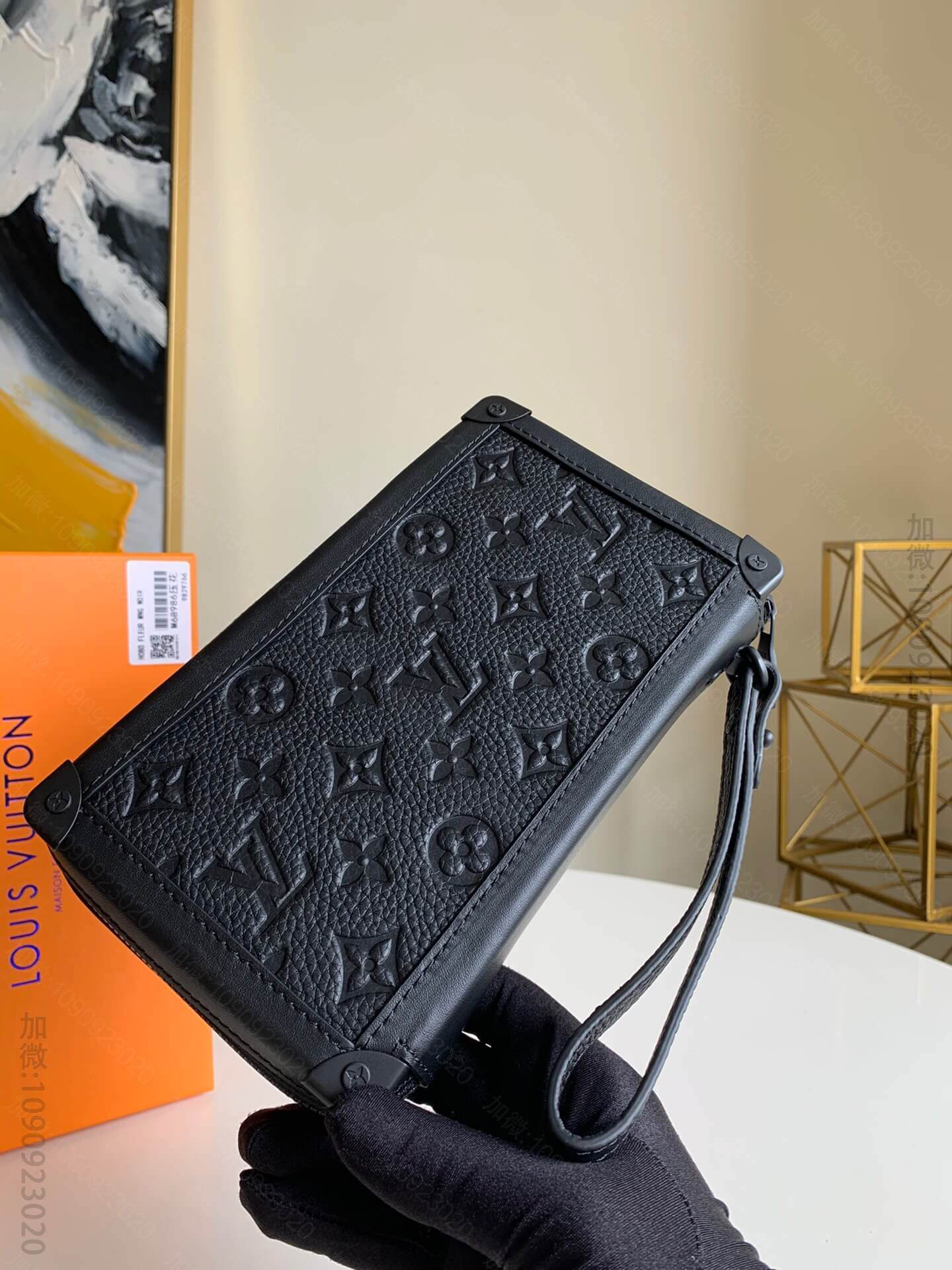 LV M68986 POCHETTE SOFT TRUNK 全皮压纹手拿包