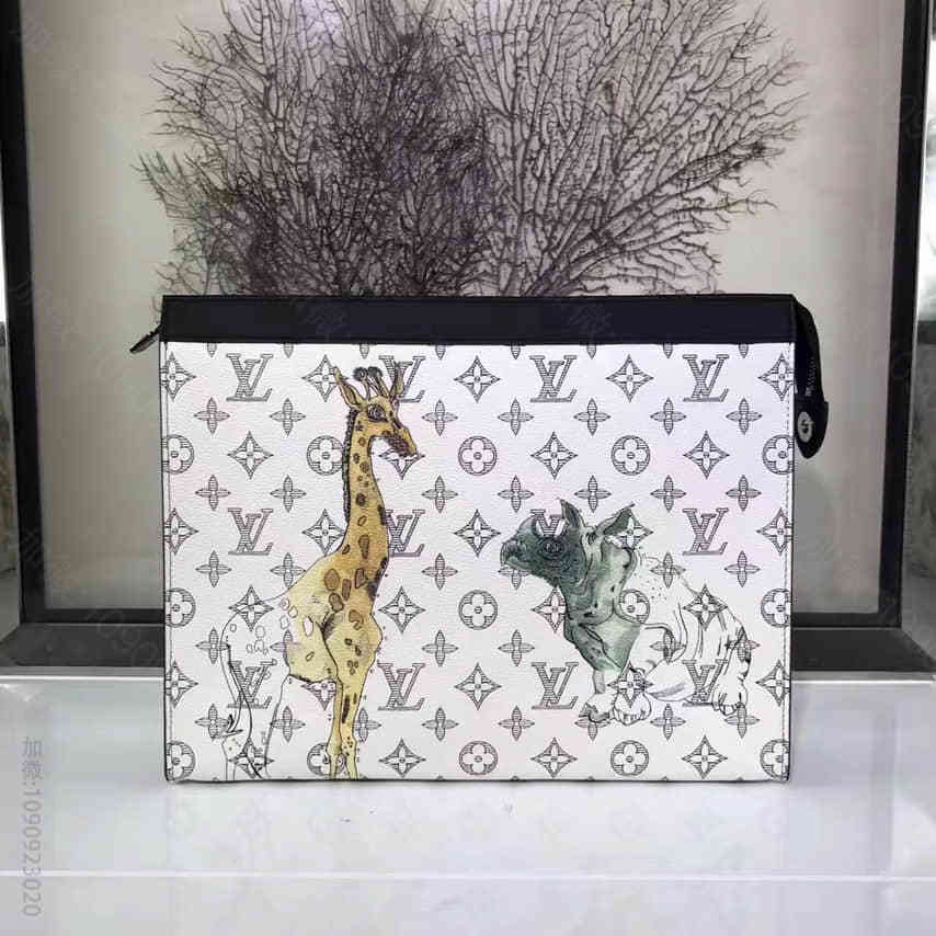 LV 动物印花图案 POCHETTE VOYAGE 大号手拿包