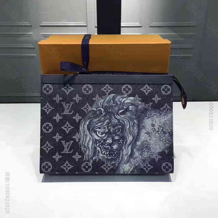 LV 帆布狮子动物印花图案 POCHETTE VOYAGE 中号手拿包 M6...
