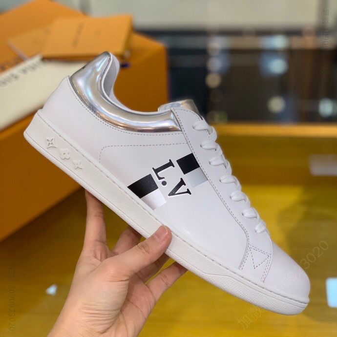LV/路易威登 以柔软小牛皮与金属感皮革饰边经典男士运动鞋