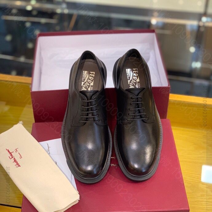 Ferragamo 菲拉格慕 以光滑黑色牛皮为细节装饰男士休闲皮鞋